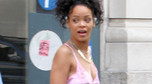 Rihanna w koszuli nocnej i trampkach
