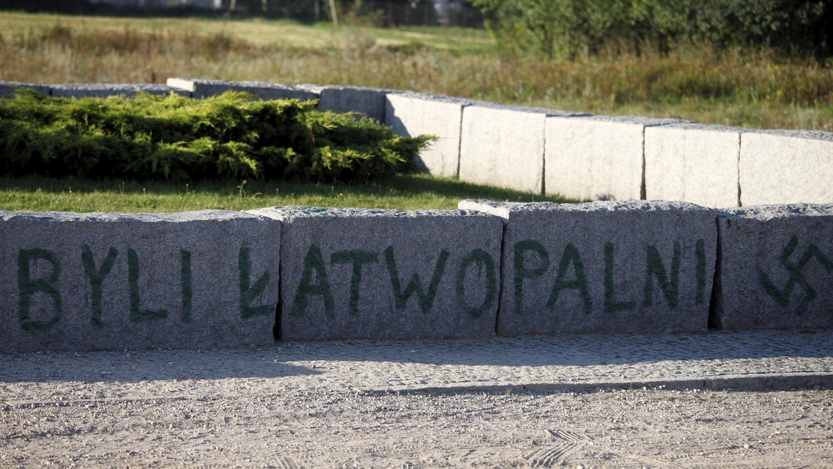 Nie ustają głosy potępienia po profanacji pomnika w Jedwabnem. W tej sprawie prezydent rozmawiał z wojewodą podlaskim. Przewodniczący Parlamentu Europejskiego zbezczeszczenie pomnika żydowskich ofiar mordu sprzed 70 lat określił jako "haniebne i skandaliczne".