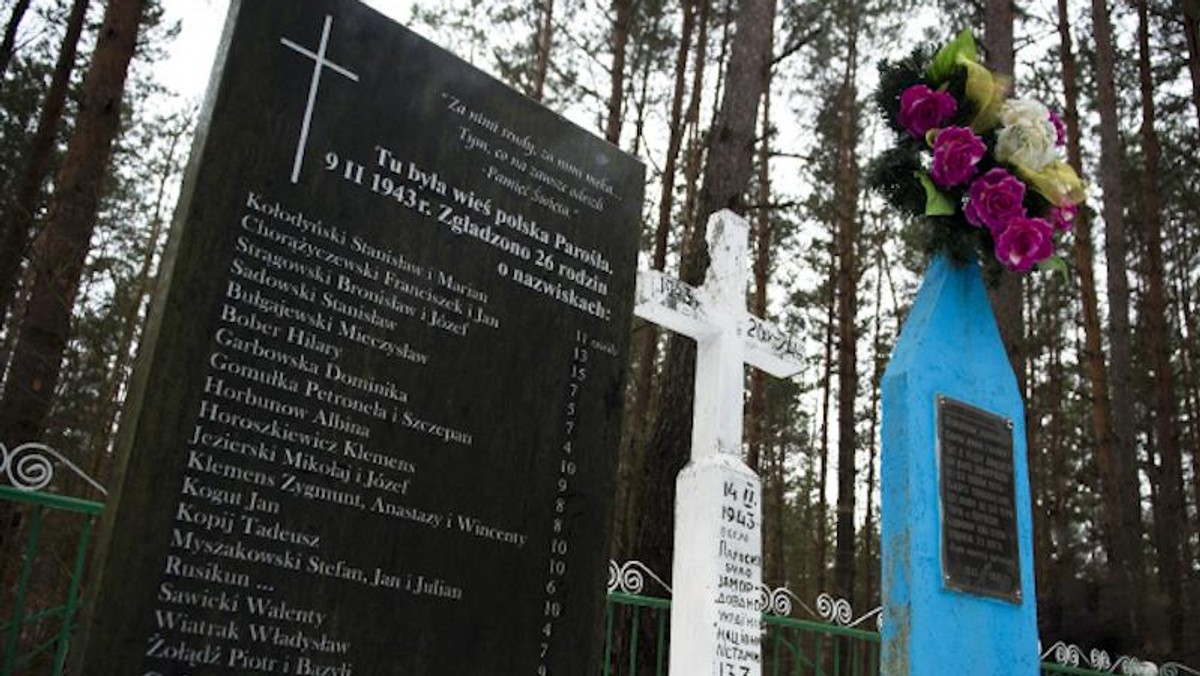 Tablica pamiątkowa wsi Parośla zdjęcie z wydania papierowego