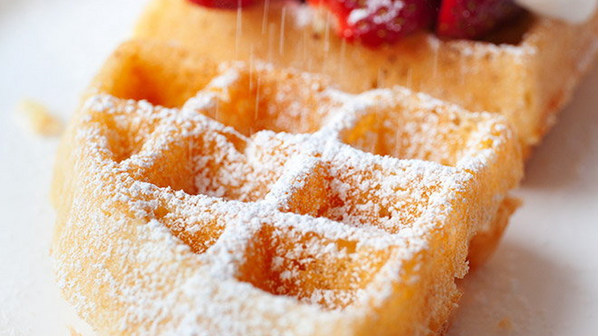 Uwielbiasz smak gofrów, ale nie jesz ich ze względu na zawartość glutenu? Teraz możesz samodzielnie stworzyć chrupiące i lekkie gofry z mąki ryżowej i mleka kokosowego.