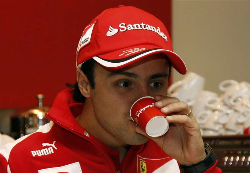 Felipe Massa robi kawę kibicom