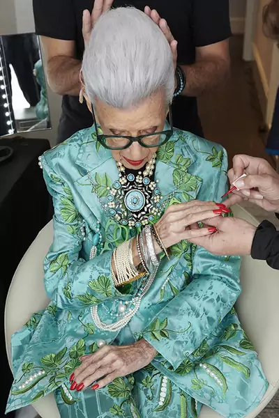 Kolekcja Iris Apfel x H&amp;M pojawi się w sprzedaży na początku 2022 r.