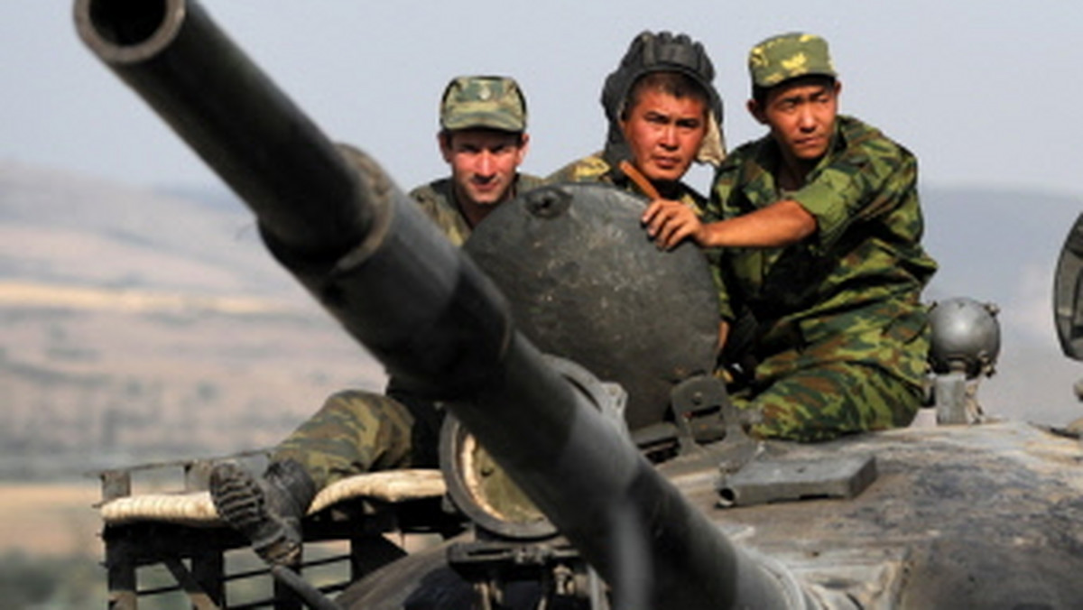 Tymczasowe władze Kirgistanu zaproponowały Rosji układ militarny. Wojska rosyjskie, stacjonujące obecnie w Kirgistanie, miałyby tam pozostać co najmniej przez 49 lat. Biszkek nie chce za to od Moskwy pieniędzy, lecz dostaw broni.