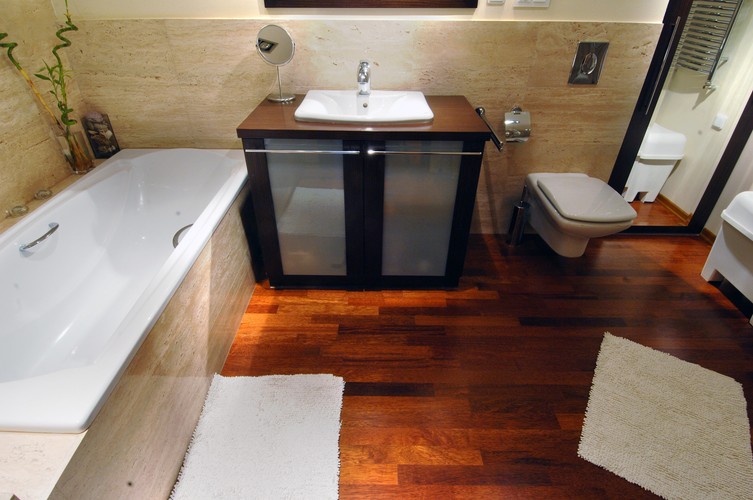 Nawet w łazience jest parkiet