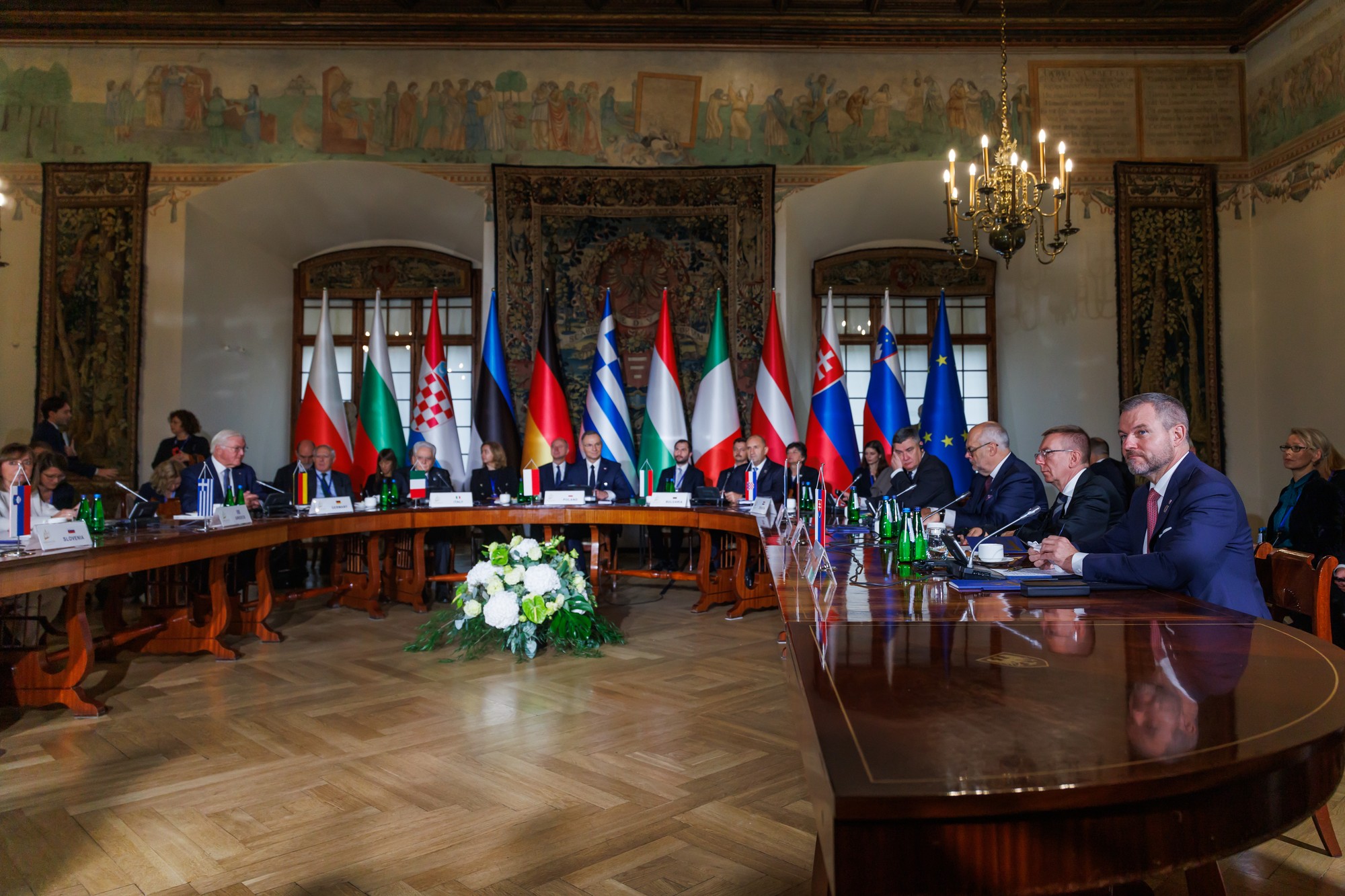 Vpravo prezident SR Peter Pellegrini  počas stretnutia hláv štátov v rámci skupiny Arraiolos.