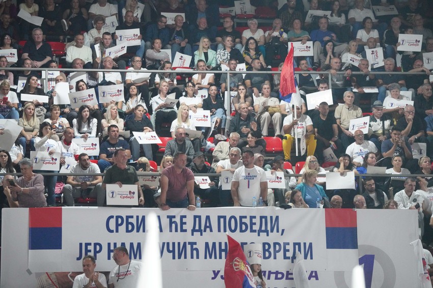 atmosfera na skupu SNS-a u Kragujevcu