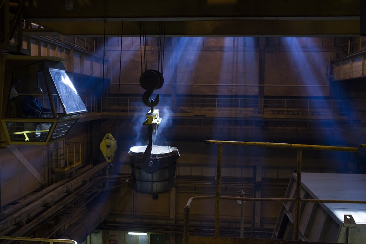 „Obecnie około 75 proc. srebra metalicznego jest pozyskiwane w formie produktu ubocznego wydobycia rudy miedzi. Zasoby  KGHM, które nadają się do eksploatacji w obrębie koncesjonowanych obszarów górniczych wraz z nowym polem „Głogów Głęboki -Przemysłowy”, są obecnie szacowane na ponad 1,1 mld ton rudy miedzi o średniej zawartości 2,08 proc. miedzi i 58 g/t srebra” – informuje KGHM. Na zdjęciu: Huta Miedzi Głogów - kadź wypełniona gorącym, roztopionym srebrem