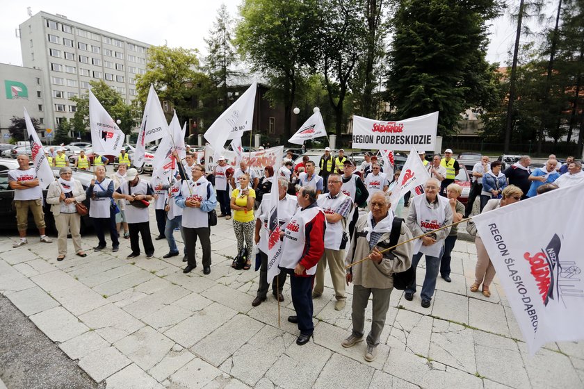 Pikieta przed Urzędem Marszałkowskim przeciwko komercjalizacji uzdrowisk