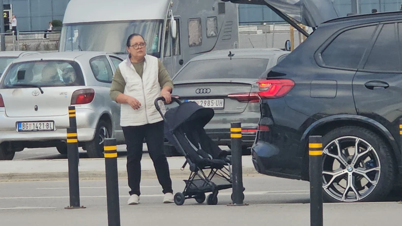 Verica Šerifović sa unukom na aerodromu
