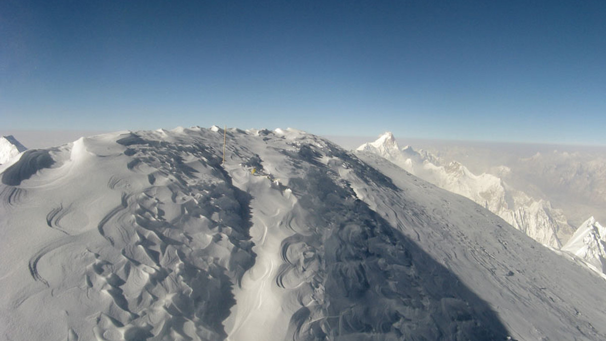 Po Adamie Bieleckim i Januszu Gołąbie, którzy 9 marca dokonali pierwszego zimowego wejścia na Gasherbrum I (8068 m) w Karakorum, na szczyt wspinali się także alpiniści innej, międzynarodowej wyprawy. Do tej pory nie wiadomo, jakie są losy trzech osób.