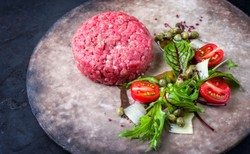 Tatar, stek a może tłuste ryby lub owoce morza? Mięso jest dobre dla ludzkiego mózgu