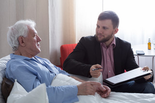 Raport NIK: Seniorzy pozbawieni opieki