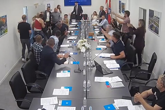 (FOTO,VIDEO) POSLANIK NAPAO OBEZBEĐENJE, PA OSTAO BEZ MAJICE! Haos na sednici u BiH, pokušao da upadne u salu