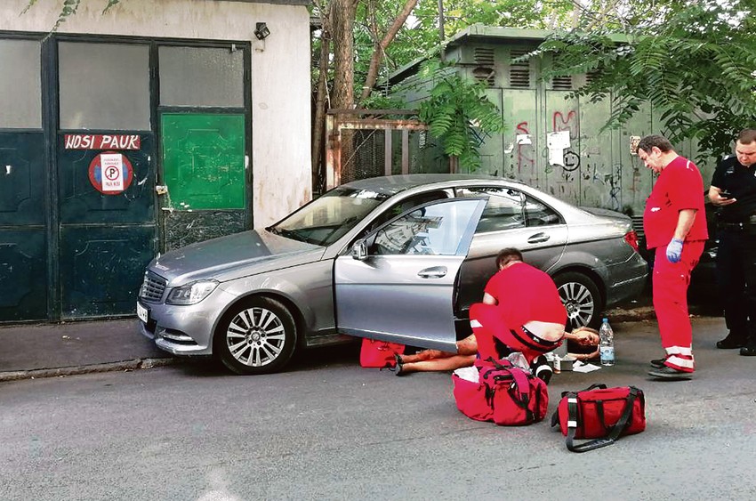 Direktorka banke upucana u noge ispred auta