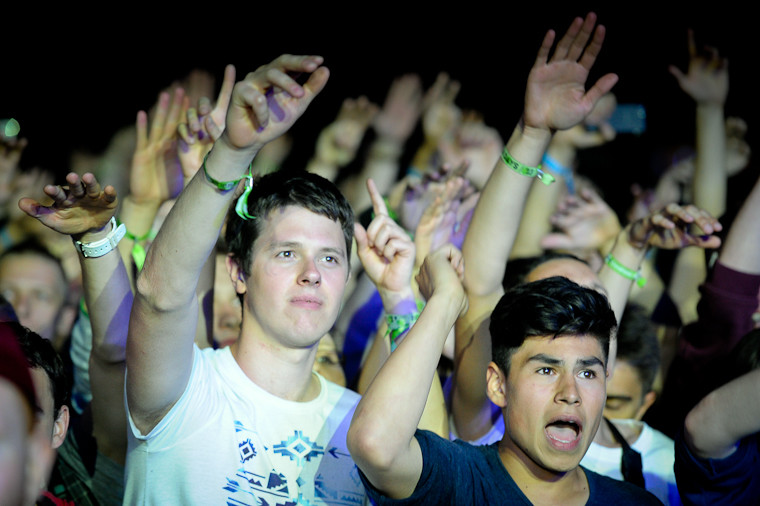 Publiczność pod sceną na festiwalu Heineken Open'er (fot. Artur Rawicz/Onet)