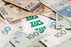 ZUS dopłaca do emerytur nawet 1878,91 zł. Kto dostaje wyrównanie? Zasady i kwoty w 2025 roku