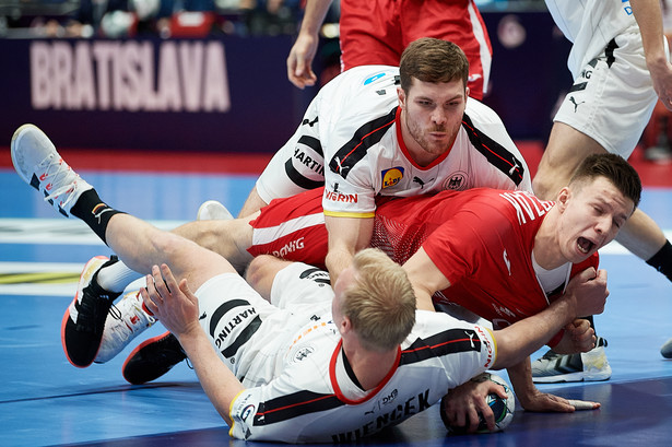 Michał Olejniczak (C) oraz Patrick Wiencek (L) i Johannes Golla (góra)