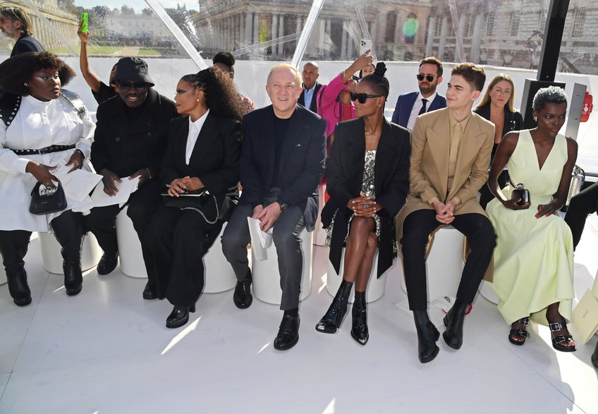 Od lewej: Yseult, redaktor naczelna brytyjskiego Vogue'a, Edward Enninful, Janet Jackson, Francois-Henri Pinault, Letitia Wright, Hero Fiennes-Tiffin i Sheila Atimpodczas pokazu mody damskiej Alexander McQueen SS23 w Old Royal Naval College, październik 2022 r. 