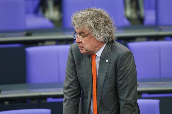 "NACISTIČKI POZDRAV JE BIO UOČLJIV" Podignuta optužnica protiv poslanika AfD, on negira incident