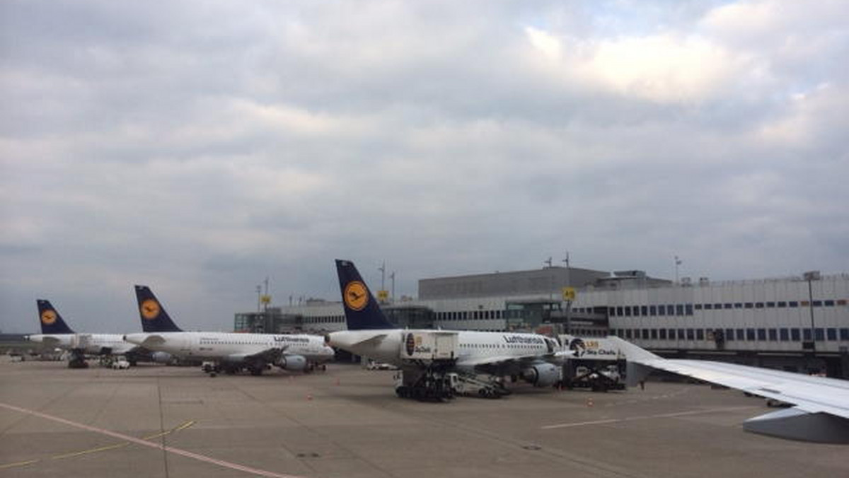 Największy niemiecki przewoźnik Lufthansa odwołał około 600 zaplanowanych na czwartek lotów w portach lotniczych Frankfurt i Monachium. Powodem jest zapowiedziany na ten dzień strajk pracowników służb publicznych. Zakłócenia dotyczą też połączeń z Polską.