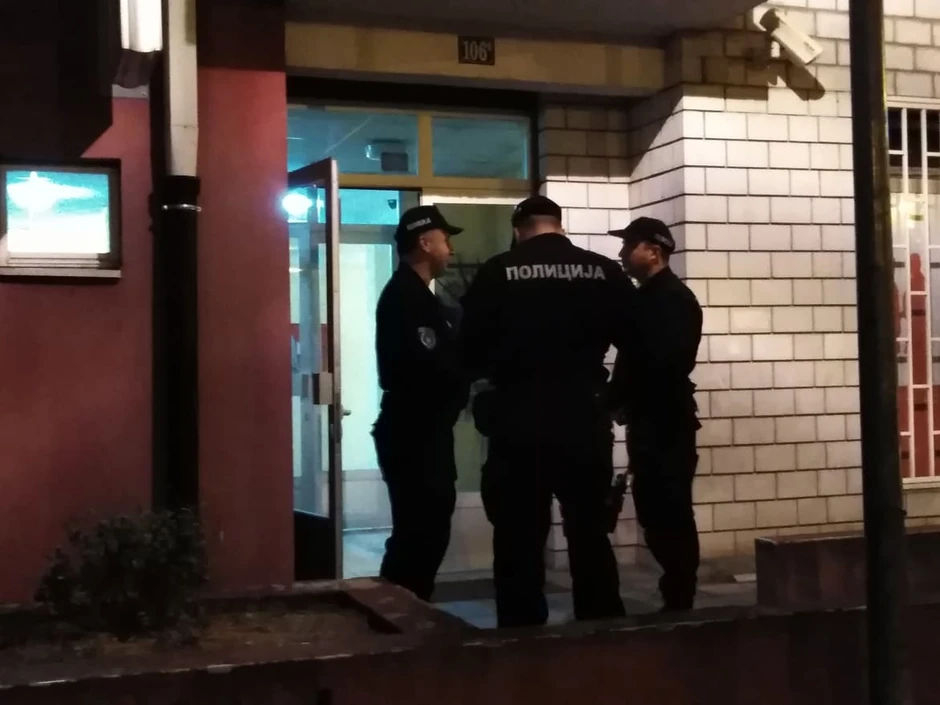 Policajci su i ispred zgrade u Gandijevoj ulici
