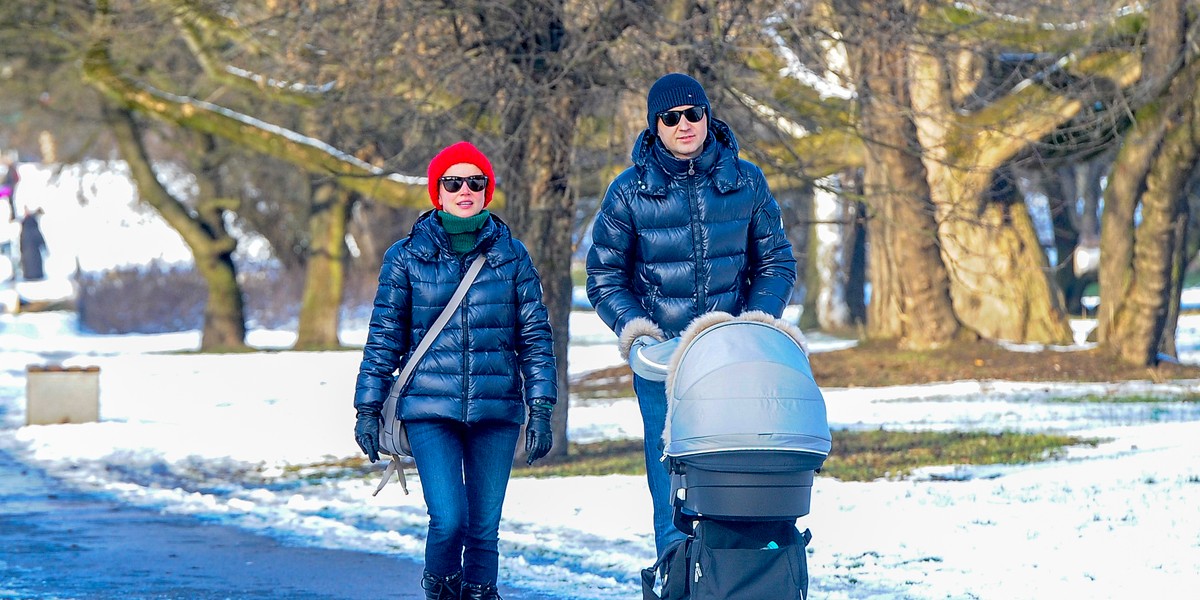 Katarzyna Zielińska z mężem na pierwszym spacerze z dzieckiem