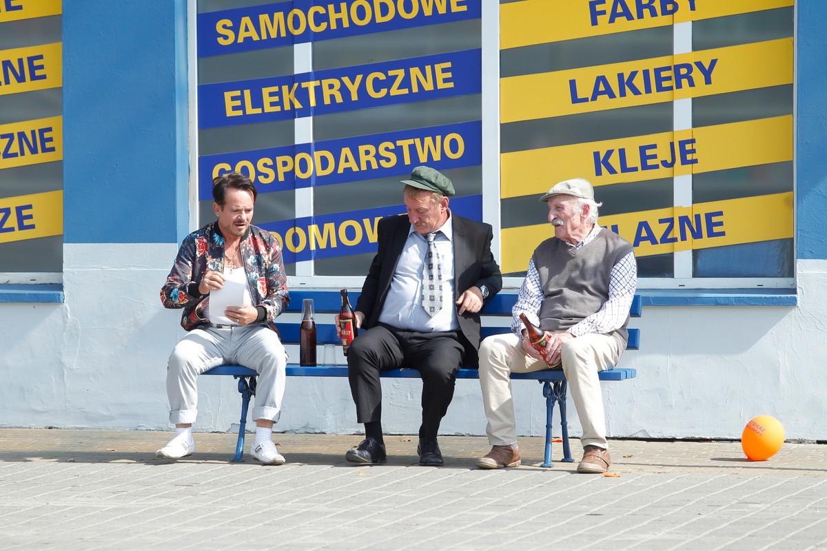 Kultowa ławeczka z serialu "Ranczo" trafiła na aukcję na rzecz WOŚP