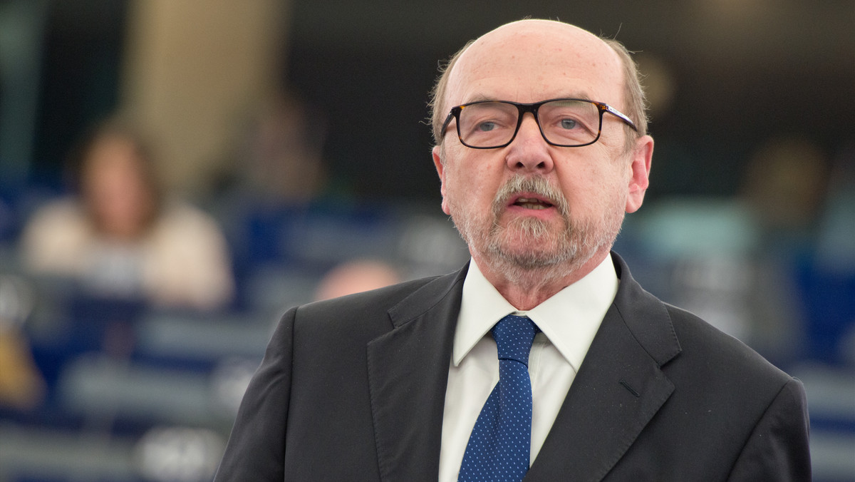 Europoseł PiS prof. Ryszard Legutko ocenił dziś, że eurodeputowani PO, którzy zagłosowali w PE za przyjęciem rezolucji dotyczącej Polski "reprezentują starą niechlubną polską tradycję zdrady, kolaboracji" i załatwiania polskich konfliktów przy pomocy podmiotów zewnętrznych.