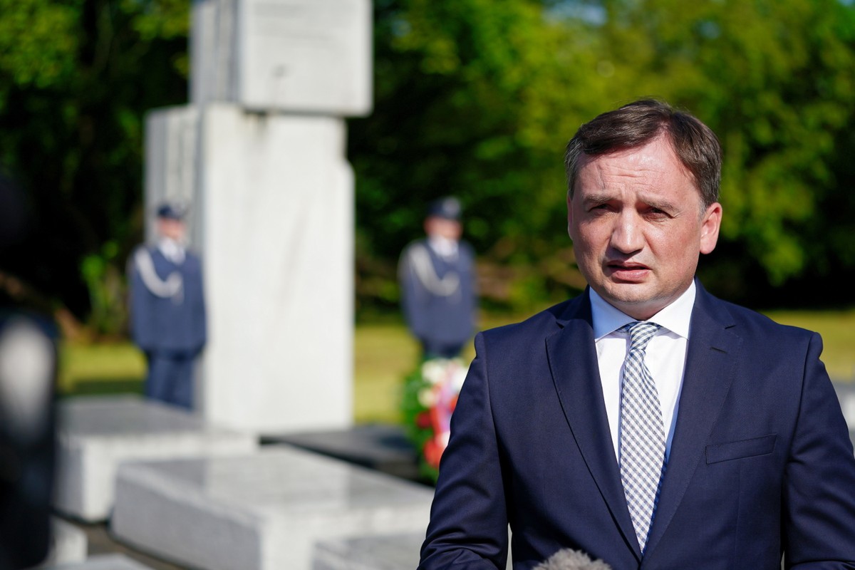 Warszawa, 10.07.2020. Minister sprawiedliwości, prokurator generalny Zbigniew Ziobro podczas złożenia kwiatów przed warszawskim Pomnikiem Ofiar Ludobójstwa dokonanego przez nacjonalistów ukraińskich na obywatelach II RP, 10 bm. w przeddzień 77. rocznicy Krwawej Niedzieli. (kf) PAP/Mateusz Marek