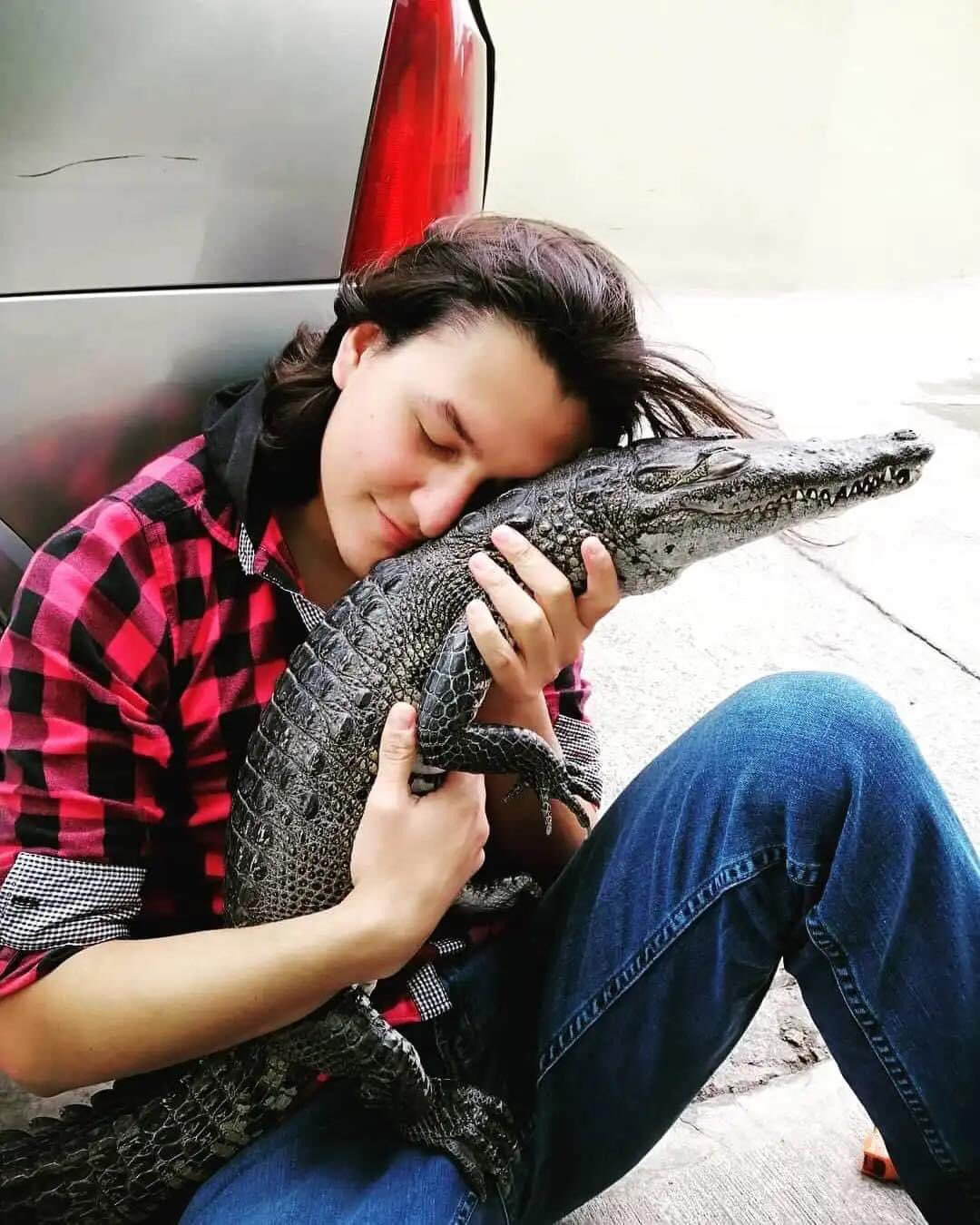 Muž má neobyčajného domáceho miláčika.