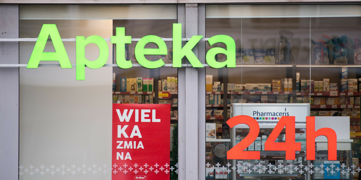 Polska dołączy do krajów, które zezwoliły na wykonywanie szczepień w aptekach. W poniedziałek wiceminister zdrowia i pełnomocnik ds. szczepień poinformowali o kilku istotnych zamianach, jeśli chodzi o pogram szczepień na COVID-19 w Polsce.          