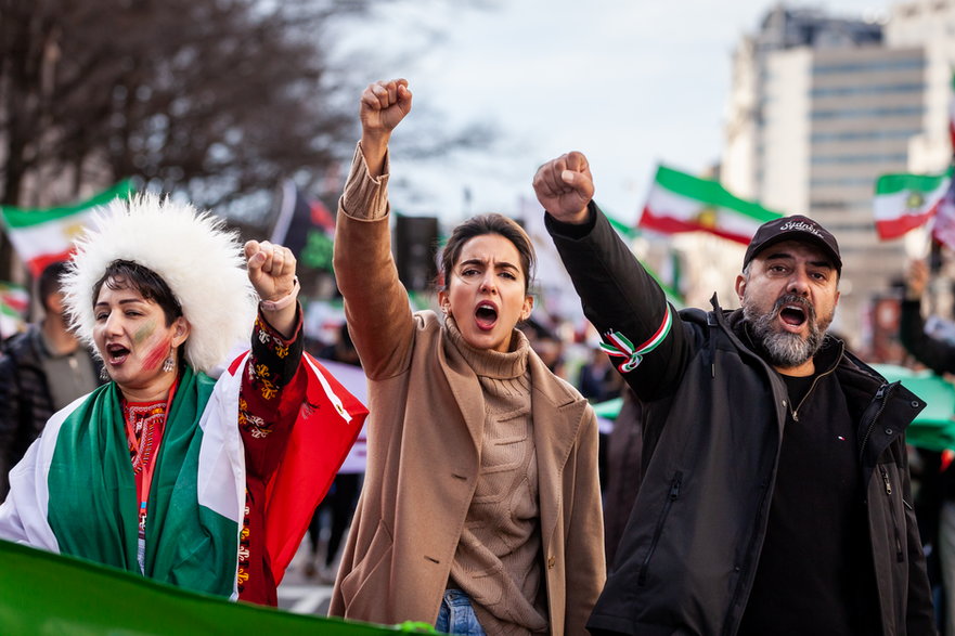 Od lewej: aktywistka Ay Jemal, aktorka i prawniczka zajmująca się prawami człowieka Sara Seyed, oraz aktor Borzou Arjmand prowadzą marsz wzywający Irańczyków do zjednoczenia się w celu obalenia reżimu islamskiego. 