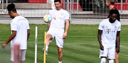 Robert Lewandowski trenuje z Bayernem. Niemcy w kropce. Jak go traktować?[ZDJĘCIA]