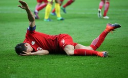 Skandal! Petarda rzucona z trybun wybuchła tuż obok Lewandowskiego. WIDEO