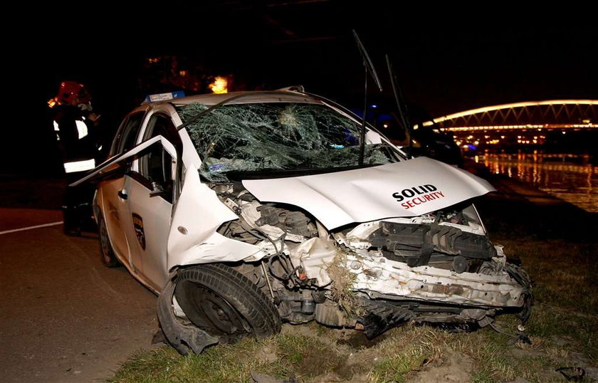 Kraków: Auto ochroniarzy spadło z mostu! Jak na filmie!