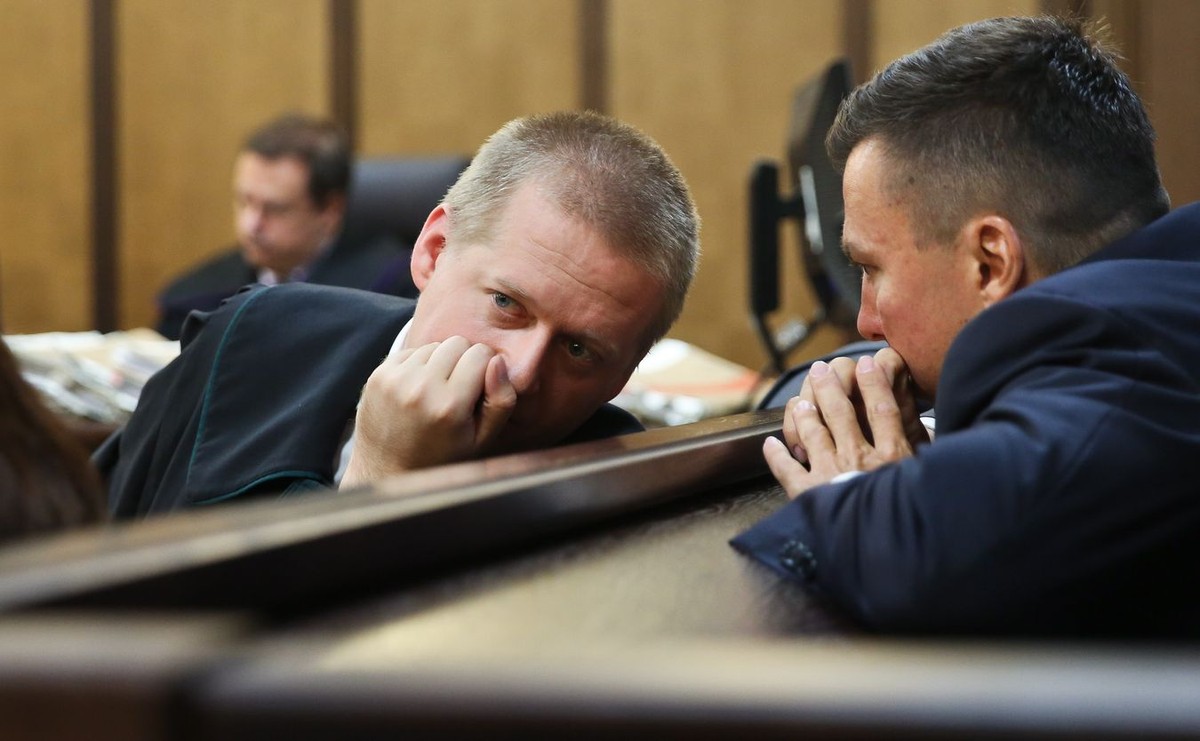 Biznesman na sali rozpraw, ze swoim obrońcą