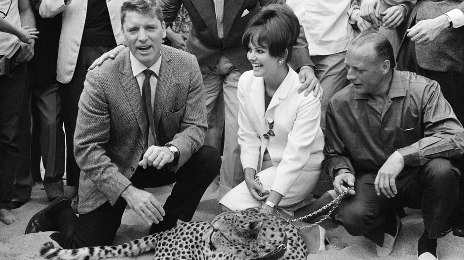 Kardinale (u sredini) pored glumca Berta Lankestera (levo) na predstavljanju Viskontijevog filma Leopard 1963. | Foto: Getty Images