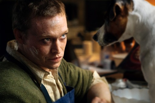 Kadr z filmu „DogMan, na zdjęciu Caleb Landry Jones