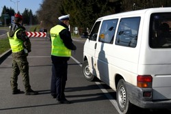 Koronawirus w Polsce. Czy można wyjść po alkohol? Insp. Mariusz Ciarka wyjaśnia