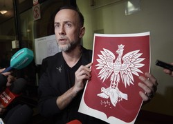 "Nergal" uniewinniony ws. znieważenia godła Polski. Tarczyński reaguje: Ten obleśny degenerat pójdzie siedzieć