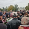 Dino Bešlić prima saučešće na groblju