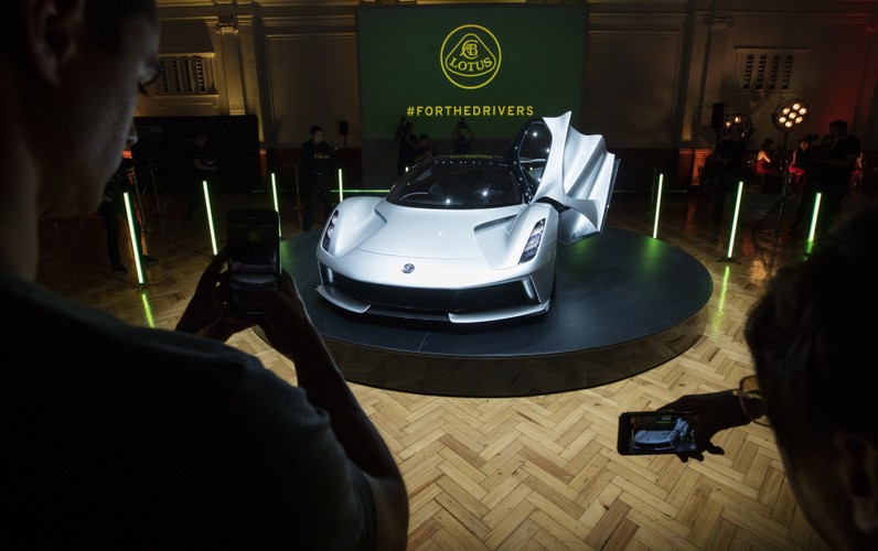 Całkowity zasięg jazdy będzie wynosił ponad 400 km (250 mil) na jednym ładowaniu baterii o mocy 2000 kW.  Przy korzystaniu z jednostki ładującej o mocy 350 kW naładowanie samochodu do 80 proc. zajmuje 12 minut. Na naładowanie baterii w całości potrzebne będzie 18 minut.