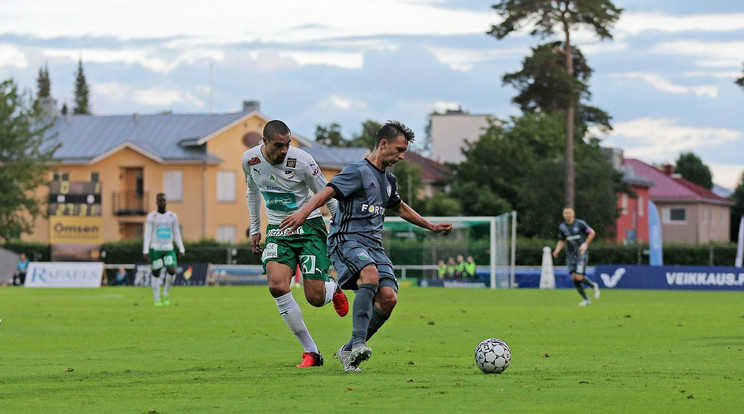 Nagy Dominik (jobbra) először talált a kapuba a BL-ben /Fotó: Legia Warszawa