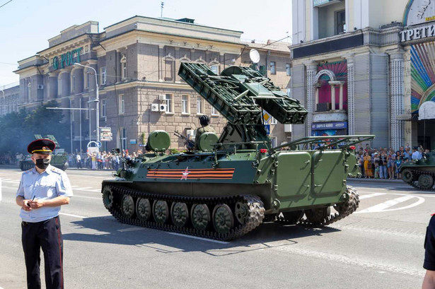 Czerwiec 2020, parada wojskowa w Doniecku. System antyrakietowy "Strela"