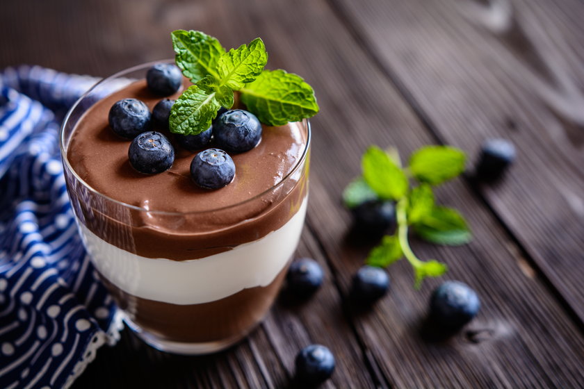 Owoce i czekolada – to para doskonała. W tych deserach wykorzystasz truskawki, maliny czy borówki