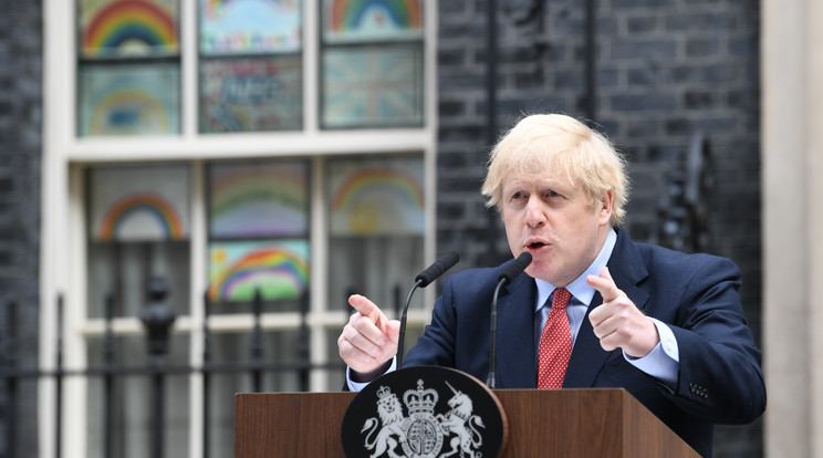 Boris Johnson a Downing Streetről közvetített televíziós beszédében közölte: hétfőtől visszatérhetnek munkahelyükre azok, akiknek munkavégzése otthonról nem megoldható. / Fotó: Northfoto