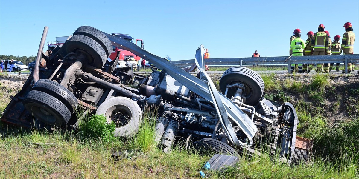 Koszmarny wypadek na S5. Kabina busa zmiażdżona, ciężarówka na dachu.