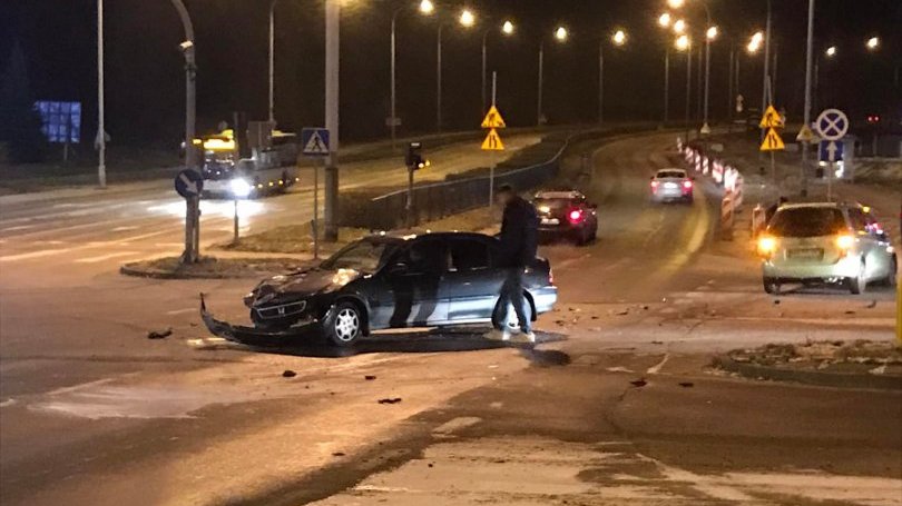 Kolizja pod Carrefourem. 38-letni kierowca hondy nie ustąpił pierwszeństwa kierującemu mazdą