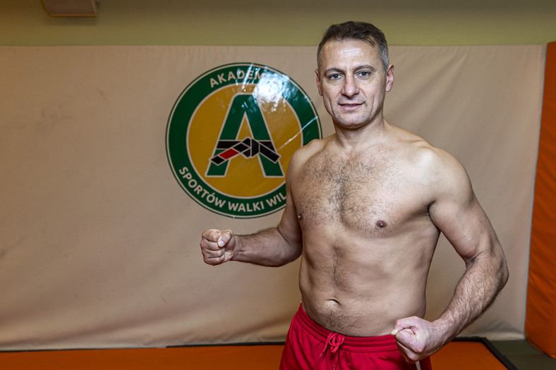 Po zakończeniu kariery piłkarskiej Piotr Świerczewski zaczął treningi sportów walki. W 2019 stoczył i wygrał jedyną oficjalną walkę MMA