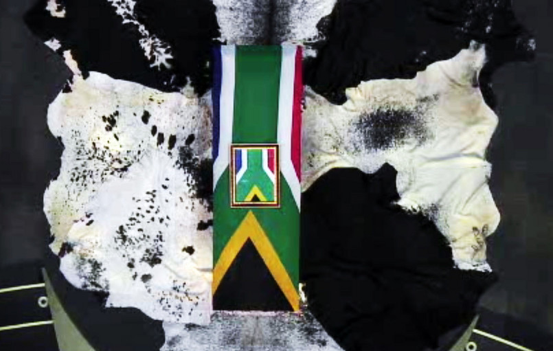 Ceremonia rozpoczęła się od odśpiewania państwowego hymnu w 11 oficjalnych językach kraju. Trumna Nelsona Mandeli została owinięta we flagę RPA. Uroczystość łączyła elementy pogrzebu państwowego z rytuałami ludu Khosa, z którego wywodził się Mandela.